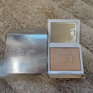 Tom Ford Soleil Neige Highlighter in Shimmering Gold. Color 02 gran paradis